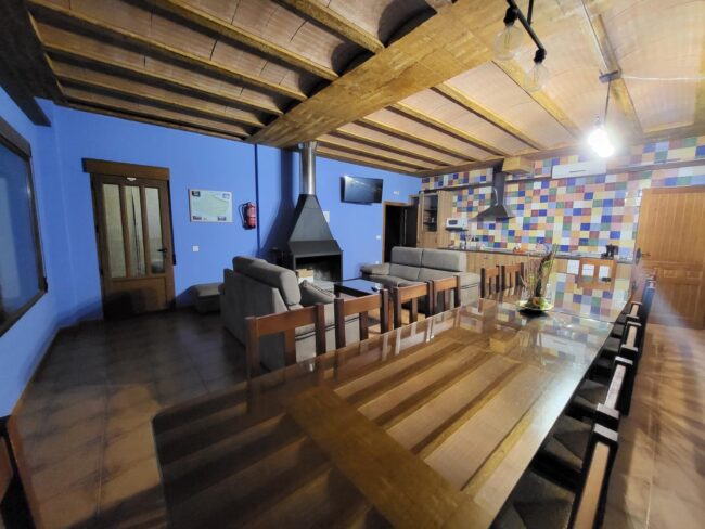 Cocina salón casas rurales Río Júcar Casas Rurales Alcalá del Júcar, Casas Rurales Albacete, Casas Rurales con piscina Alcala del Júcar, cerca de Casas Rurales El Herrero, Finca los Olivos, Multiaventura Los Olivos